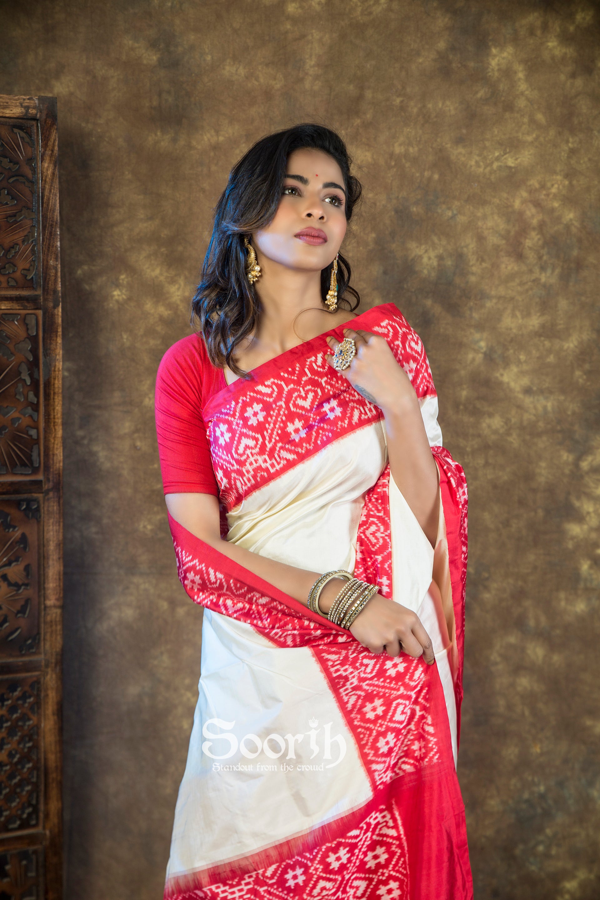 Offwhite Red Plain Body Pochampally Double Warp Ikkat Silk Saree