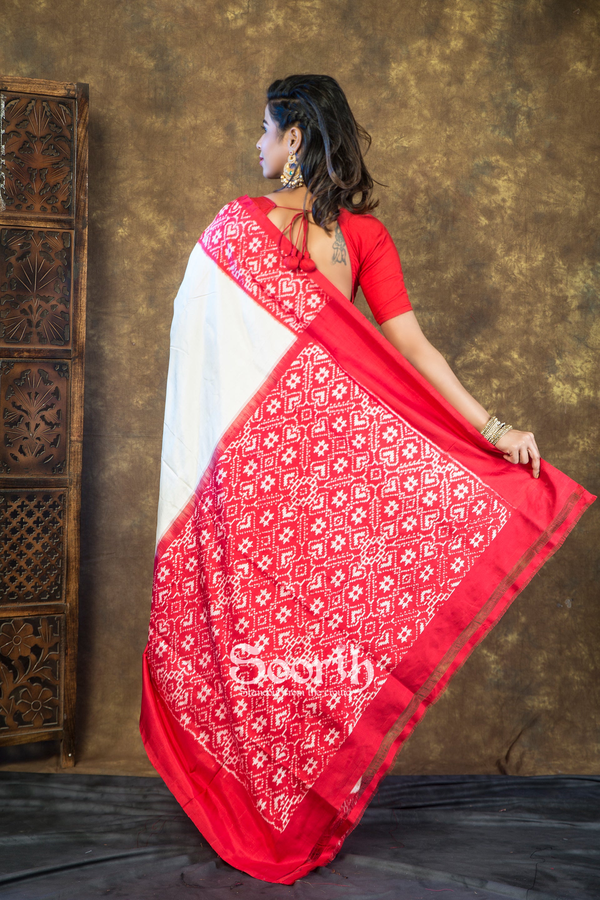 Offwhite Red Plain Body Pochampally Double Warp Ikkat Silk Saree